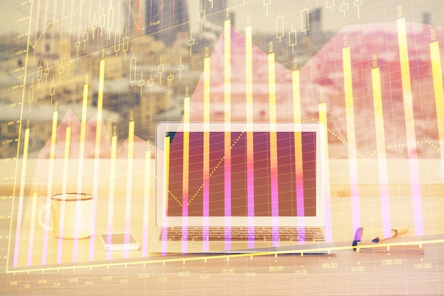 Holograma de gráfico de mercado de divisas y computadora personal en el fondo Exposición múltiple Concepto de inversión