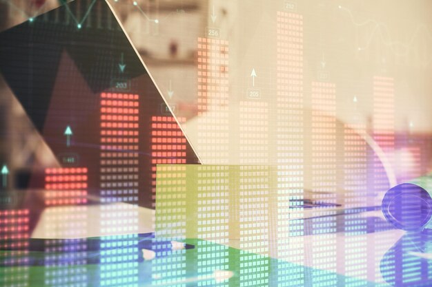 Holograma de gráfico de mercado de divisas y computadora personal en el fondo Exposición múltiple Concepto de inversión