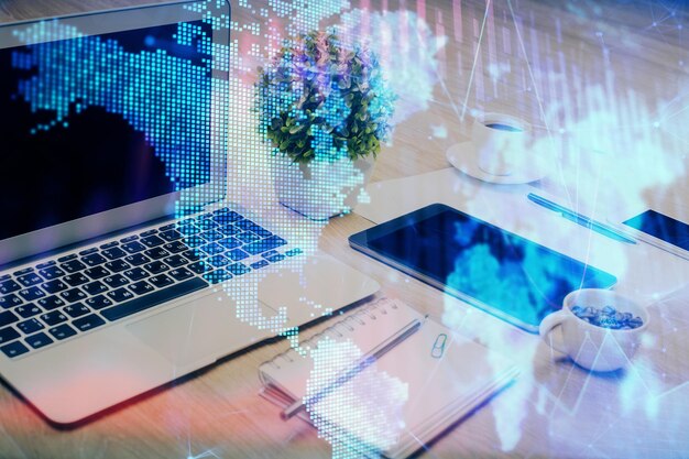 Holograma del gráfico del mercado de divisas y computadora personal en el fondo Exposición múltiple Concepto de inversión