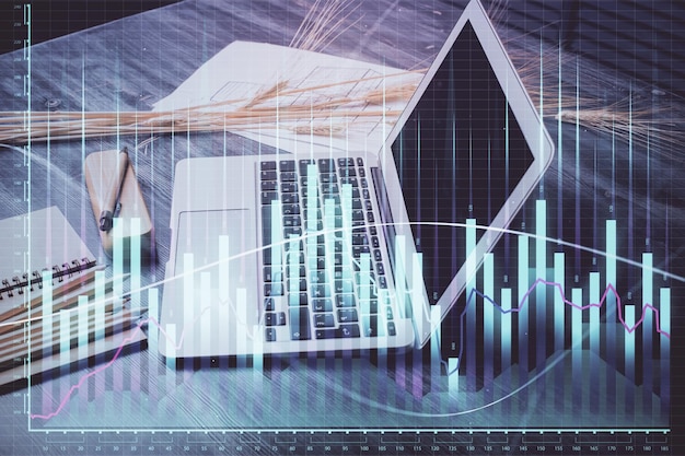Holograma de gráfico de mercado de divisas y computadora personal en el fondo Exposición múltiple Concepto de inversión