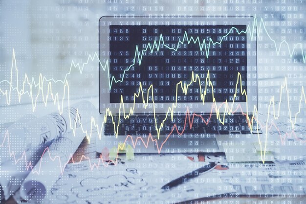 Holograma de gráfico de mercado de divisas y computadora personal en el fondo Exposición múltiple Concepto de inversión