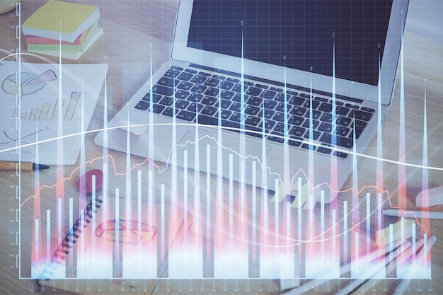 Holograma del gráfico del mercado de divisas y computadora personal en el fondo Exposición múltiple Concepto de inversión