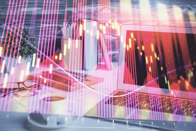 Holograma del gráfico del mercado de divisas y computadora personal en el fondo Exposición múltiple Concepto de inversión