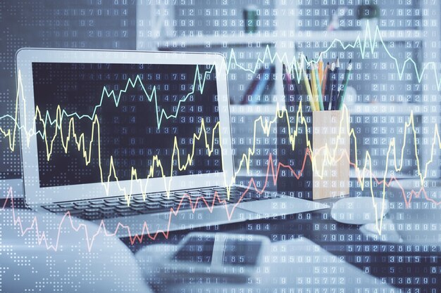 Holograma del gráfico del mercado de divisas y computadora personal en el fondo Exposición múltiple Concepto de inversión