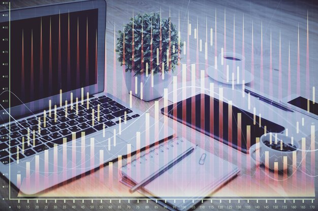 Holograma del gráfico del mercado de divisas y computadora personal en el fondo Exposición múltiple Concepto de inversión