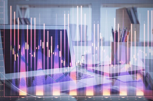 Holograma del gráfico del mercado de divisas y computadora personal en el fondo Exposición múltiple Concepto de inversión