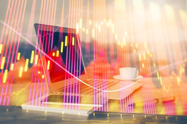 Holograma del gráfico del mercado de divisas y computadora personal en el fondo Exposición múltiple Concepto de inversión