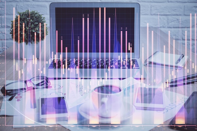 Holograma de gráfico de mercado de divisas y fondo de computadora personal Exposición múltiple Concepto de inversión