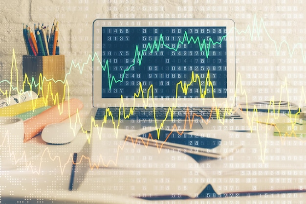 Holograma de gráfico de mercado de divisas y fondo de computadora personal Exposición múltiple Concepto de inversión