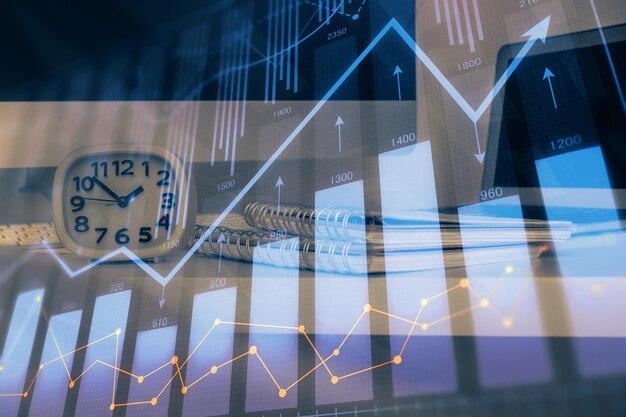 Holograma de gráfico de mercado de divisas y fondo de computadora personal Exposición múltiple Concepto de inversión