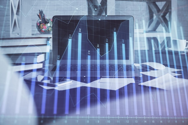 Holograma de gráfico de mercado de divisas y fondo de computadora personal Exposición múltiple Concepto de inversión