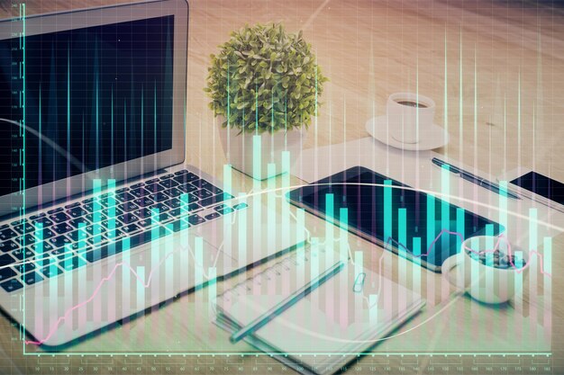 Holograma del gráfico del mercado financiero y computadora personal en el fondo Doble exposición Concepto de divisas