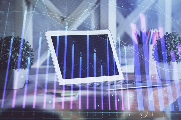Holograma gráfico del mercado Forex y computadora personal en el fondo Concepto de exposición múltiple de inversión