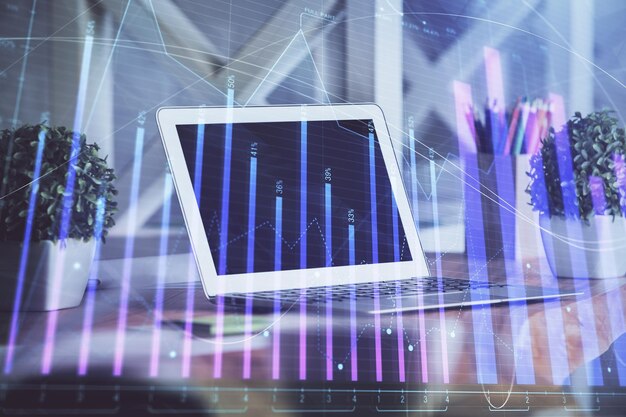 Foto holograma gráfico del mercado forex y computadora personal en el fondo concepto de exposición múltiple de inversión