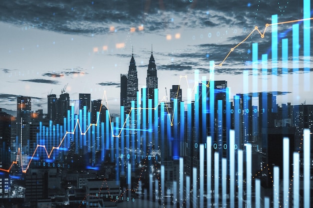 Holograma de gráfico de negocios brillante y en crecimiento creativo sobre fondo de edificios de ciudad borrosa Planificación y estrategia mercado de valores progreso de crecimiento empresarial y concepto de éxito financiero Doble exposición