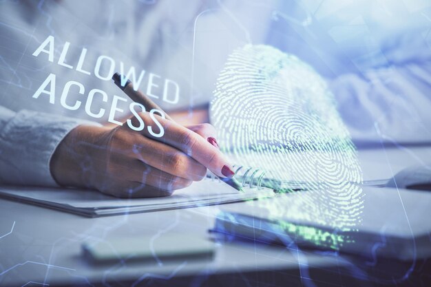 Holograma de huella digital azul sobre las manos de la mujer tomando notas de fondo Concepto de protección Doble exposición