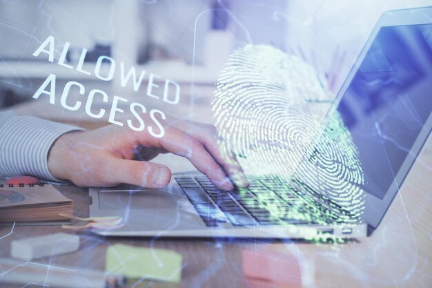 Holograma de huellas dactilares con un hombre de negocios trabajando en la computadora en el fondo Concepto de seguridad Doble exposición