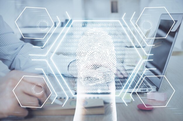 Holograma de huellas dactilares con un hombre de negocios trabajando en la computadora en el fondo Concepto de seguridad Doble exposición