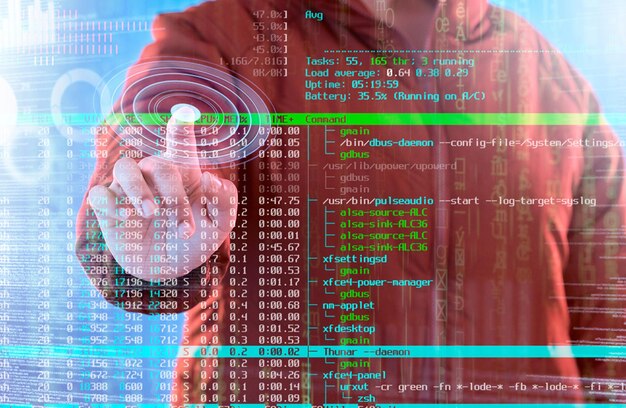 Holograma de huellas dactilares mujer o hacker para base de datos de ciberseguridad instalar malware o sistema de identificación Zoom panel web futurista o mano de persona pirateando en línea para tecnología de la información