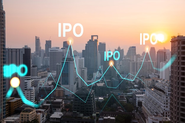 Holograma del icono brillante de la salida a bolsa Vista panorámica de la ciudad de Bangkok al atardecer El centro financiero para las empresas transnacionales en Asia El concepto de impulsar el crecimiento mediante el proceso de salida a bolsa Doble exposición