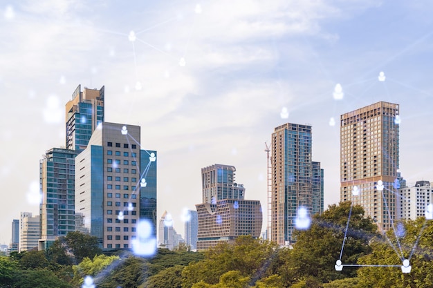 Holograma de iconos de redes sociales sobre la vista panorámica de la ciudad de Bangkok Sudeste Asiático El concepto de conexiones de redes de personas y oportunidades profesionales Doble exposición
