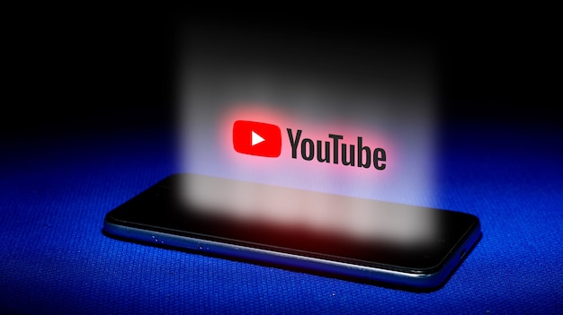 Foto holograma del logo de youtube. imagen del logotipo de youtube del holograma sobre fondo azul.