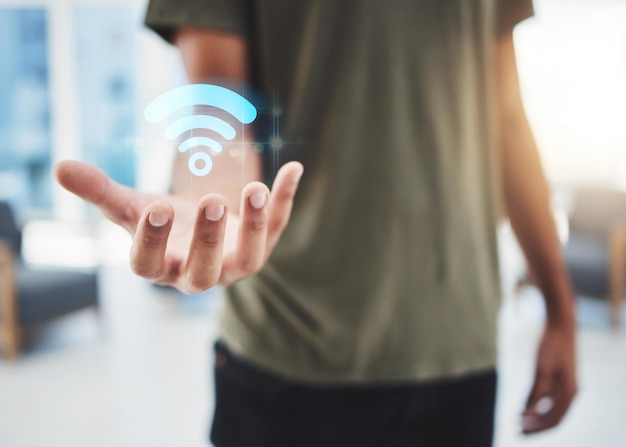 Foto holograma de mano wifi 5g futurista y pantalla inalámbrica de internet para mostrar la innovación tecnológica futuro letrero de neón digital y en línea de un trabajador tecnológico que muestra metaverso iot y crecimiento de big data