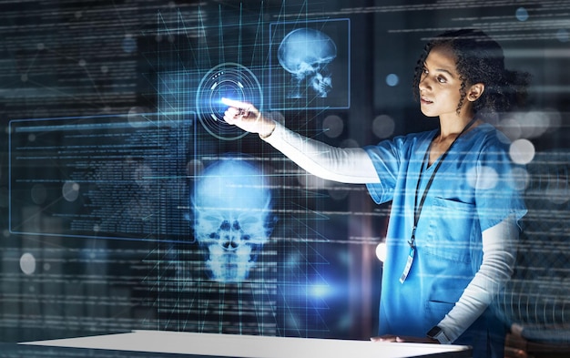 Holograma médico y tecnología futurista por la noche para exámenes de atención médica o escaneo biométrico en el hospital Enfermera médica sobre íconos de investigación de big data superpuestos o innovación digital en la clínica