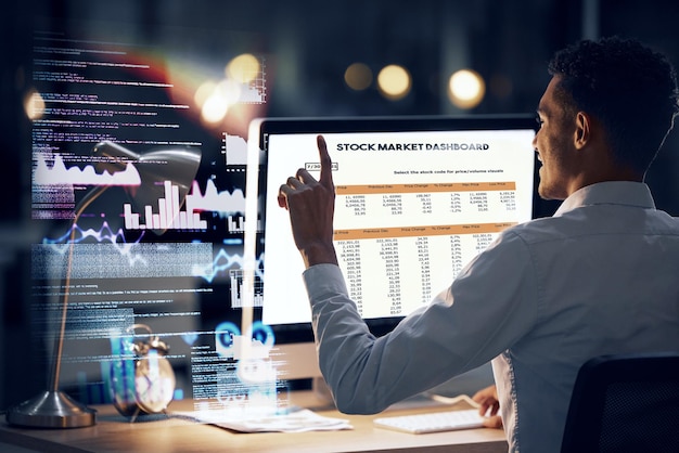 Holograma del mercado de valores de la computadora nocturna y hombre con gráfico de criptofinanzas tablero de bitcoin hud o estadísticas NFT Análisis de datos de inversión comercio o parte posterior del administrador de cuentas de forex apuntan a la interfaz de usuario futura