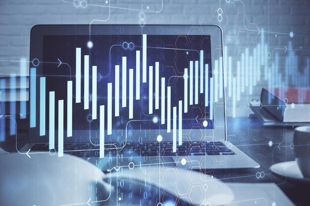 Holograma del mercado de valores dibujado en el fondo de una computadora personal Múltiple exposición Concepto de inversión