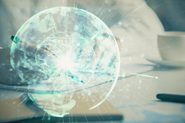 Holograma de negocios internacionales sobre manos tomando notas de fondo Concepto de éxito Exposición múltiple