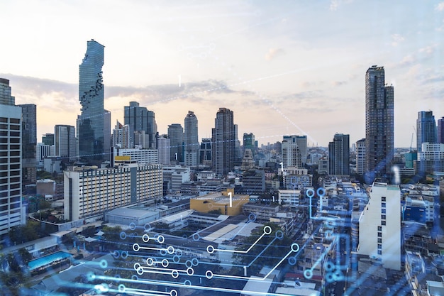 Holograma resplandeciente del paisaje urbano panorámico aéreo del proceso tecnológico de Bangkok al atardecer El centro innovador más grande de servicios tecnológicos en el sudeste asiático Exposición múltiple