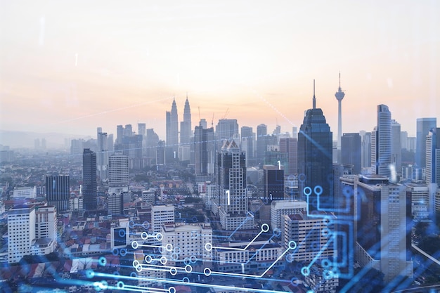 Holograma resplandeciente del paisaje urbano panorámico aéreo del proceso tecnológico de Kuala Lumpur al atardecer KL es el mayor centro innovador de servicios tecnológicos en Malasia Asia Exposición múltiple