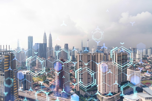 Holograma tecnológico sobre la vista panorámica de la ciudad de Kuala Lumpur KL es el centro tecnológico más grande de Malasia Asia El concepto de desarrollo de codificación y ciencia de alta tecnología Exposición doble