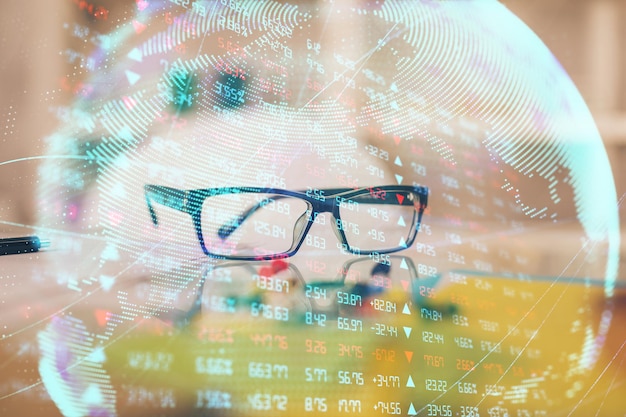 Holograma de tema empresarial con gafas en el fondo de la mesa Concepto de búsqueda Doble exposición