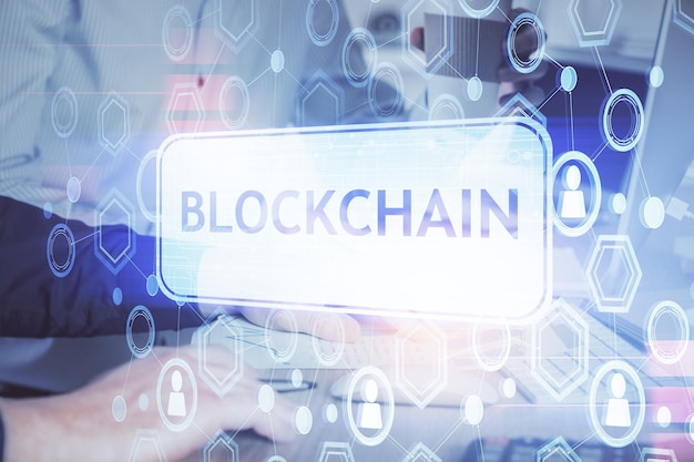 Holograma de tema de moneda criptográfica con un hombre de negocios que trabaja en una computadora en el fondo Concepto de exposición múltiple blockchain