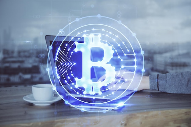 Holograma de tema de moneda criptográfica con un hombre de negocios que trabaja en una computadora en segundo plano Concepto de cadena de bloques Doble exposición