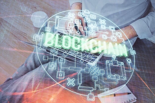Holograma de tema de moneda criptográfica con un hombre de negocios que trabaja en una computadora en segundo plano Concepto de cadena de bloques Doble exposición