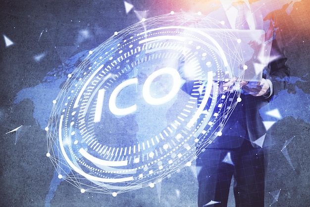 Holograma de tema de moneda criptográfica con un hombre de negocios que trabaja en una computadora en segundo plano Concepto de cadena de bloques Doble exposición