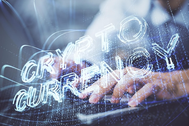 Holograma de tema de moneda criptográfica con un hombre de negocios que trabaja en una computadora en segundo plano Concepto de cadena de bloques Doble exposición