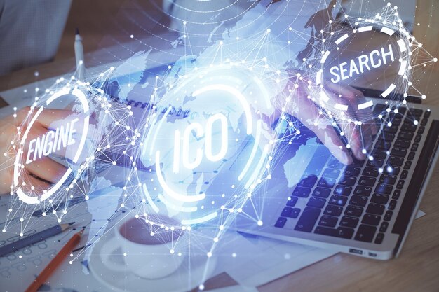 Holograma de tema de moneda criptográfica con un hombre de negocios que trabaja en una computadora en segundo plano Concepto de cadena de bloques Doble exposición