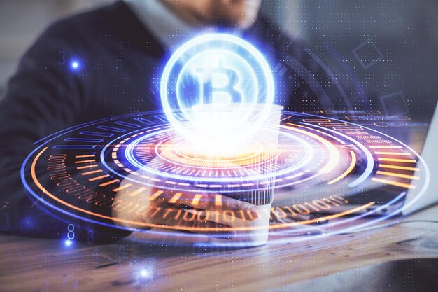 Holograma de tema de moneda criptográfica con un hombre de negocios que trabaja en una computadora en segundo plano Concepto de cadena de bloques Doble exposición