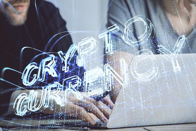 Holograma de tema de moneda criptográfica con un hombre de negocios que trabaja en una computadora en segundo plano Concepto de cadena de bloques Doble exposición