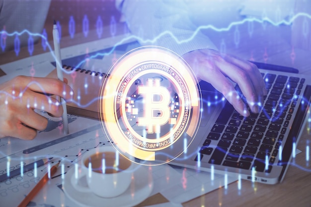 Holograma de tema de moneda criptográfica con un hombre de negocios que trabaja en una computadora en segundo plano Concepto de cadena de bloques Doble exposición