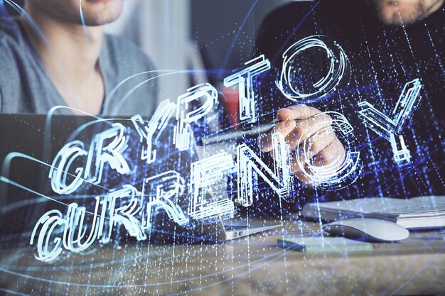 Holograma de tema de moneda criptográfica con un hombre de negocios que trabaja en una computadora en segundo plano Concepto de cadena de bloques Doble exposición