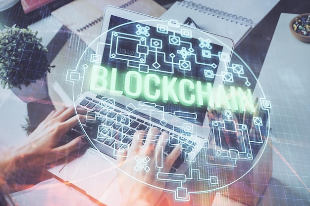 Holograma de tema de moneda criptográfica con un hombre de negocios que trabaja en una computadora en segundo plano Concepto de cadena de bloques Doble exposición