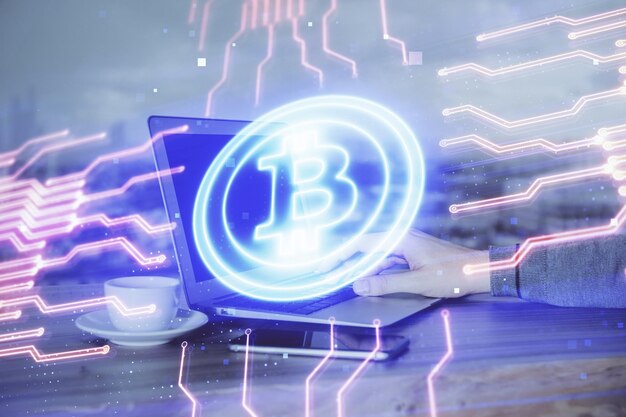 Holograma de tema de moneda criptográfica con un hombre de negocios que trabaja en una computadora en segundo plano Concepto de cadena de bloques Doble exposición