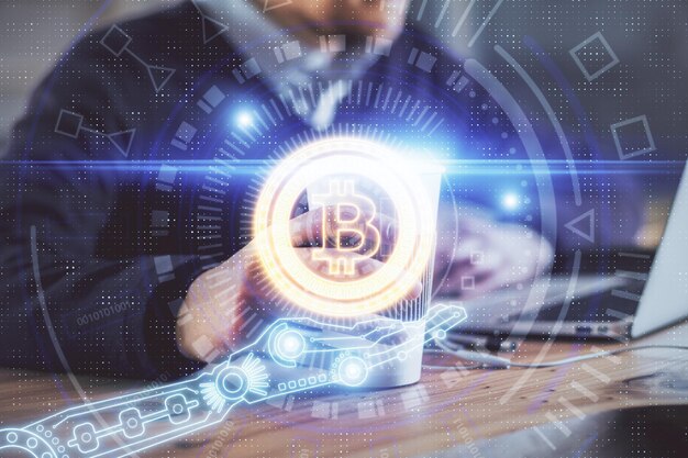 Holograma de tema de moneda criptográfica con un hombre de negocios que trabaja en una computadora en segundo plano Concepto de cadena de bloques Doble exposición