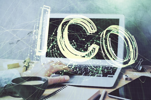 Holograma de tema de moneda criptográfica con un hombre de negocios que trabaja en una computadora en segundo plano Concepto de cadena de bloques Doble exposición