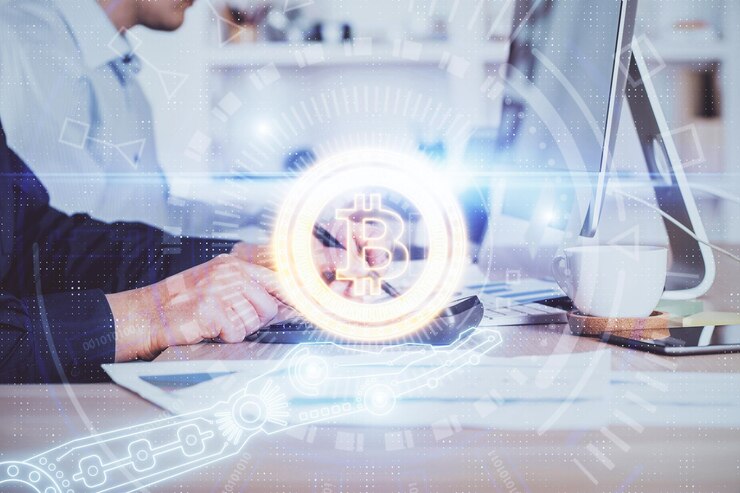 Foto holograma de tema de moneda criptográfica con un hombre de negocios que trabaja en una computadora en segundo plano concepto de cadena de bloques doble exposición